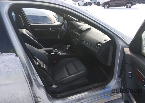 2009 Mercedes-Benz C 300 Sport 4Matic z USA, uszkodzony, nr VIN WDDGF81X59R058952